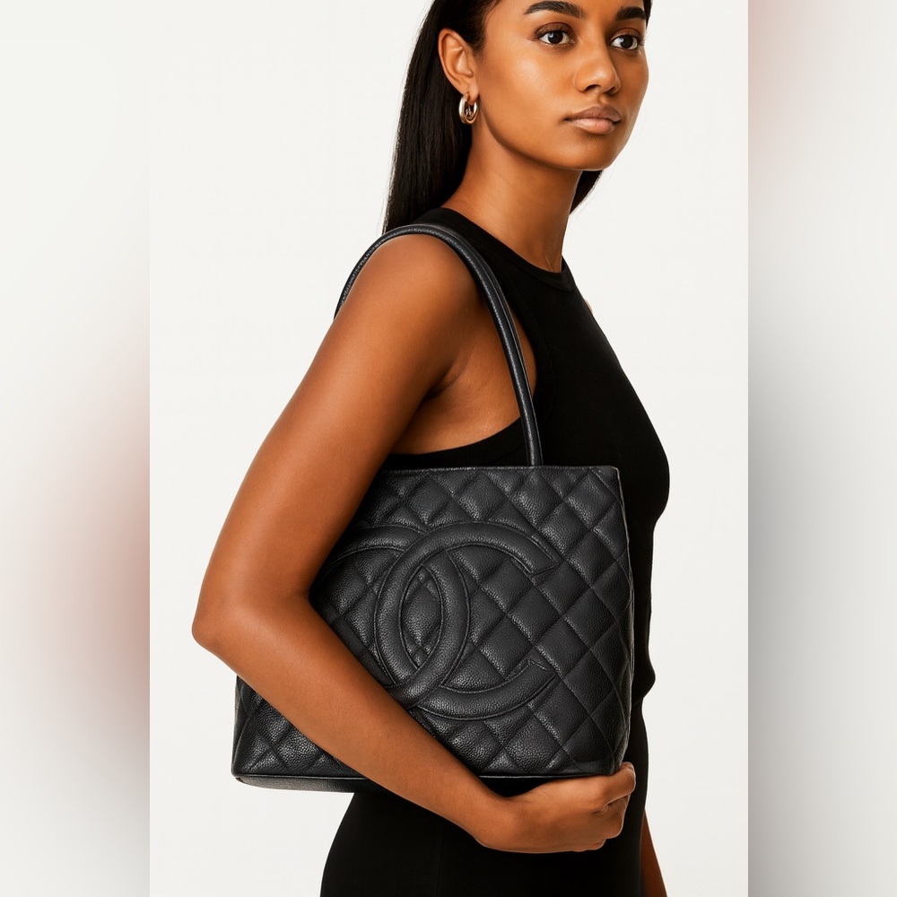 CHANEL Black Vintage CC Logo Caviar Leather Quilted Medallion Tote Bag - Picture 3 of 16